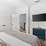 Upscale Townhome 3 Miles To Downtown With 2 Car Garage Holiday home Nashville