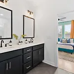 Upscale Townhome 3 Miles To Downtown With 2 Car Garage