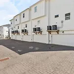 Upscale Townhome 3 Miles To Downtown With 2 Car Garage
