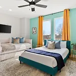 Upscale Townhome 3 Miles To Downtown With 2 Car Garage *