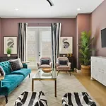 Upscale Townhome 3 Miles To Downtown With 2 Car Garage Holiday home