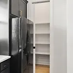 Upscale Townhome 3 Miles To Downtown With 2 Car Garage