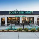 Luxe Home With Gated Parking Private Balcony And 4 Miles To Downtown