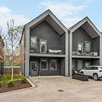 Luxe Home With Gated Parking Private Balcony And 4 Miles To Downtown