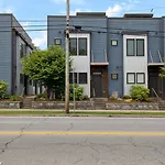 Modern 3-story Townhome W Rooftop & Views