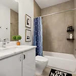 Holiday home Modern 3-story Townhome W Rooftop & Views *
