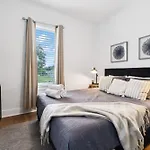 Modern 3-story Townhome W Rooftop & Views *