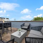 Holiday home Modern 3-story Townhome W Rooftop & Views