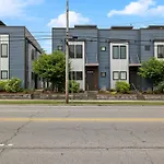 Modern 3-story Townhome W Rooftop & Views Holiday home
