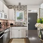 Modern 3-story Townhome W Rooftop & Views Holiday home Nashville
