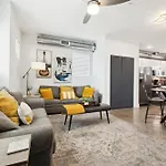 Holiday home Modern 3-story Townhome W Rooftop & Views