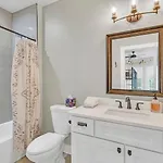 Holiday home Cma Fest The Bluebelle E Nash Songwriter 3 Bed 3 Bath Hot Tub Fenced Yard 30 Or Days By Skyrun Nashville