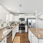 Stylish Vibe 2 Bed 2 Bath 30 Or Days By Skyrun *