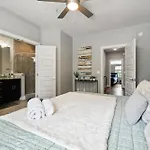 Holiday home Spacious 3-story Townhome W Rooftop & Views *