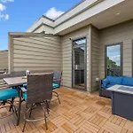 Spacious 3-story Townhome W Rooftop & Views Nashville