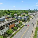 Spacious 3-story Townhome W Rooftop & Views Holiday home