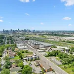 Holiday home Spacious 3-story Townhome W Rooftop & Views *