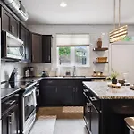 Holiday home Spacious 3-story Townhome W Rooftop & Views *
