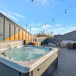 4 Rooftop Decks 4 Hot Tubs Game & Sauna Holiday home *