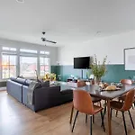 Sleeps 24 2 Homes Minutes To Downtownbroadway Faith Barbara By Avantstay