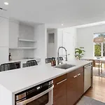Private Rooftop With Garage Walk To Restaurants Shops And Coffee Holiday home