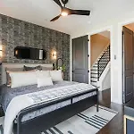 Holiday home Brand New Elegance Rooftop Views Of
