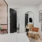 New Ph With Rooftop Lounge And Close To Broadway Apartment