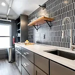 Skyline With Penthouse & Rooftop Deck 6br By Maddox Apartment