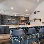 Apartment Skyline With Penthouse & Rooftop Deck 6br By Maddox