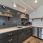 Skyline With Penthouse & Rooftop Deck 6br By Maddox Apartment *