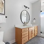 Holiday home The Camellia - Rooftop Patio & Dog Friendly! Nashville