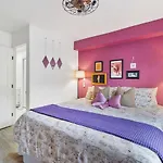 Pink Dreams - Walk To Live Music, Bars, Restaurants - Free Parking Holiday home Nashville