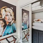 Holiday home Pink Dreams - Walk To Live Music, Bars, Restaurants - Free Parking *