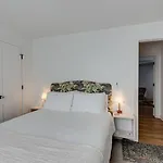 Chic 2 Bed 2 Bath, In 12 South