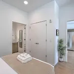 Amazing Downtown W Pool And Free Parking Apartment *