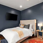 Hill House | Walk To Gulch! Sauna, Hot Tub, Gym! Holiday home Nashville