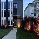 Hill House | Walk To Gulch! Sauna, Hot Tub, Gym! Holiday home Nashville