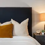 Hill House | Walk To Gulch! Sauna, Hot Tub, Gym! Holiday home Nashville