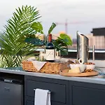 Archer House | Hot Tub Rooftop | Downtown Luxury! Holiday home *