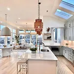 Archer House | Hot Tub Rooftop | Downtown Luxury!