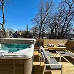 Holiday House! Hot Tub, Marg Machine, Walk 12South