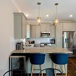 Cumberland Emerald - Walk To Dining