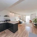 Two On Music Row That Sleeps 14 With Pool And Parking *