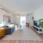 Two On Music Row That Sleeps 14 With Pool And Parking