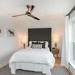 Holiday home Two On Music Row That Sleeps 14 With Pool And Parking Nashville