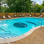 Two On Music Row That Sleeps 14 With Pool And Parking