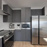 West End Getaway For 5 With Pool