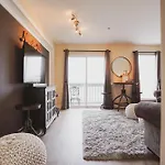 Riverfront Condo Centrally Located Near Dt