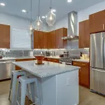 Modern Duplex - 1 Mile From Robust Nightlife Holiday home *