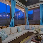 Private Backyard - Near Bicentennial Park
